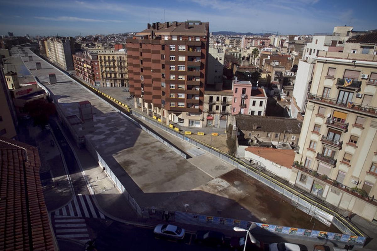 El cajón sobre las vías del tren y el metro en Sants, finalizado y pendiente de urbanizar desde hace más de un año.