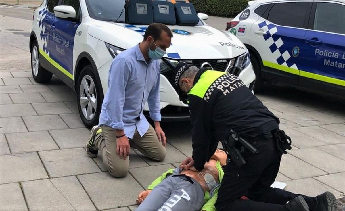 Simulación de un ejercicio de reanimación de la Policía Local de Mataró. Simulación de un ejercicio de reanimación de la Policía Local de Mataró.