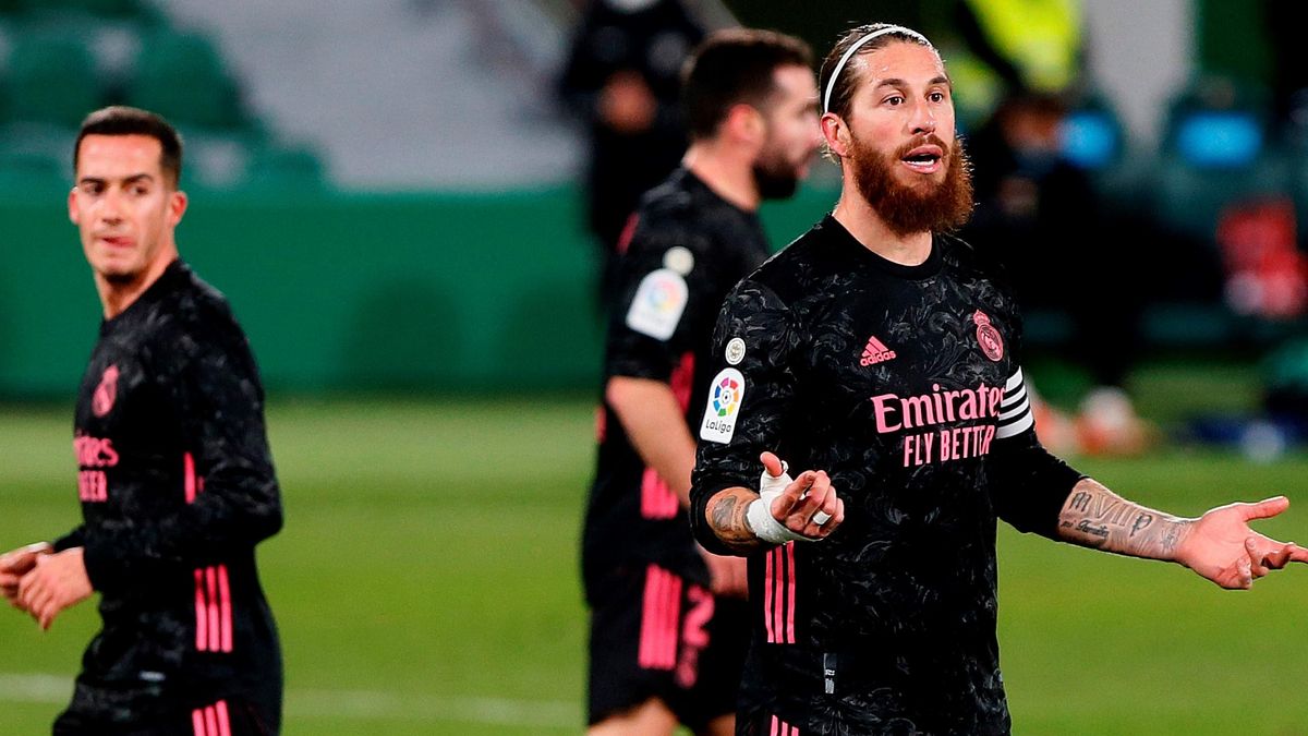 Ramos protesta una acción en el partido de este miércoles en Elche. Ramos protesta una acción en el partido de este miércoles en Elche.