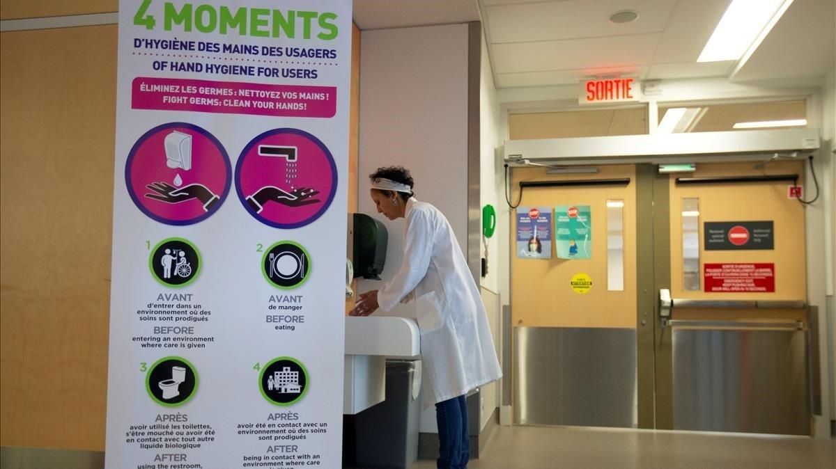 La responsable del centro de prevención y control de infecciones canadiense Adila Zahir se lava las manos en un hospital de Montreal, en Québec, junto a un panel informativo de cómo prevenir el contagio, este lunes. La responsable del centro de prevención y control de infecciones canadiense Adila Zahir se lava las manos en un hospital de Montreal, en Québec, junto a un panel informativo de cómo prevenir el contagio, este lunes.