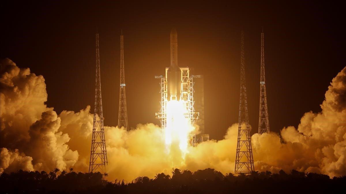 Despegue del cohete Long March-5, el pasado 24 de noviembre, diseñado para llevar la misión Chang’e 5 rumbo a la Luna.