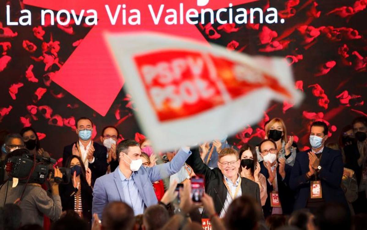 El secretario general del PSOE y presidente del Gobierno, Pedro Sánchez, junto al líder de los socialistas valenciano y ’president’ de la Generalitat, Ximo Puig, en la clausura del 14º Congreso del PSPV-PSOE, este 14 de noviembre de 2021, en Benidorm, Alicante.