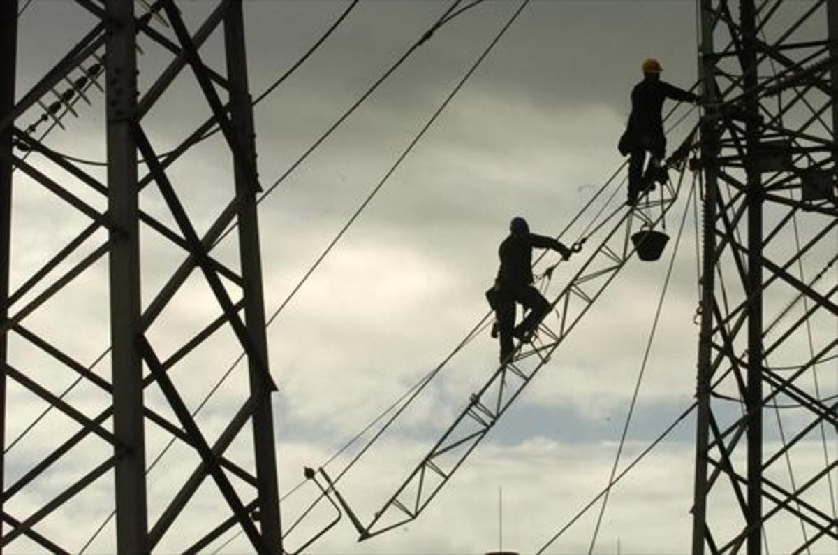 Empleados de Endesa revisan la red de distribución. Empleados de Endesa revisan la red de distribución.