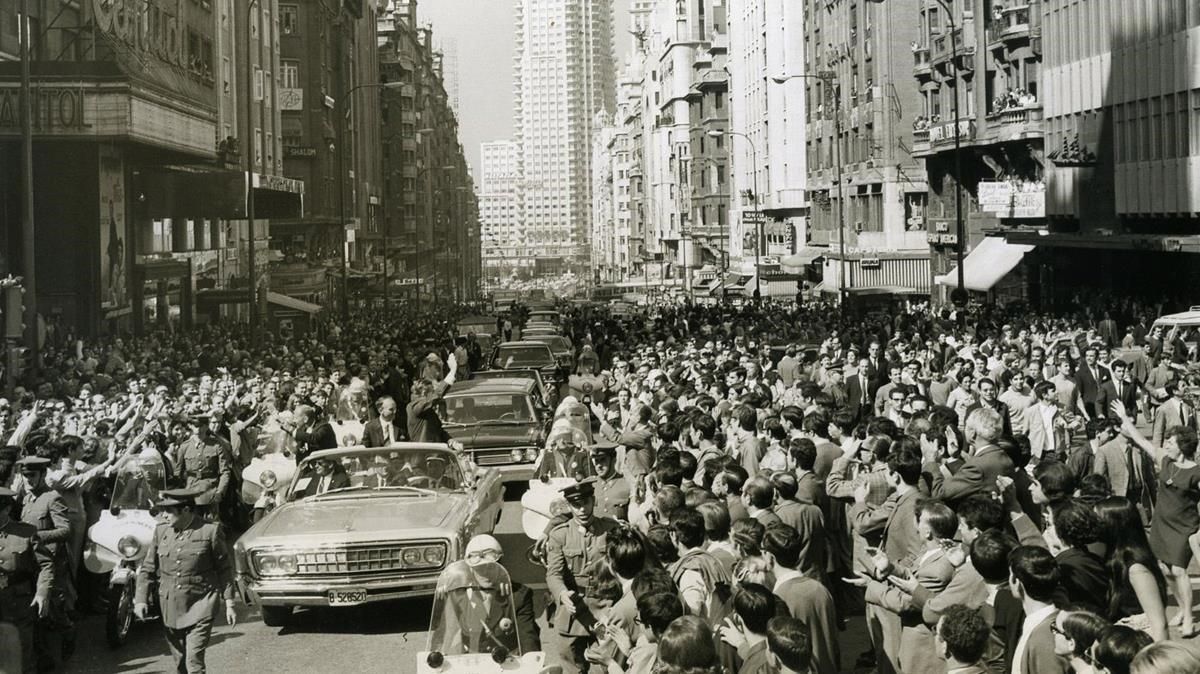 Los astronautas Armstrong, Aldrin y Collins, desfilan por la Gran Vía de Madrid unos meses después de su vuelta a la Tierra tras el éxito de la misión Apollo 11 Los astronautas Armstrong, Aldrin y Collins, desfilan por la Gran Vía de Madrid unos meses después de su vuelta a la Tierra tras el éxito de la misión Apollo 11