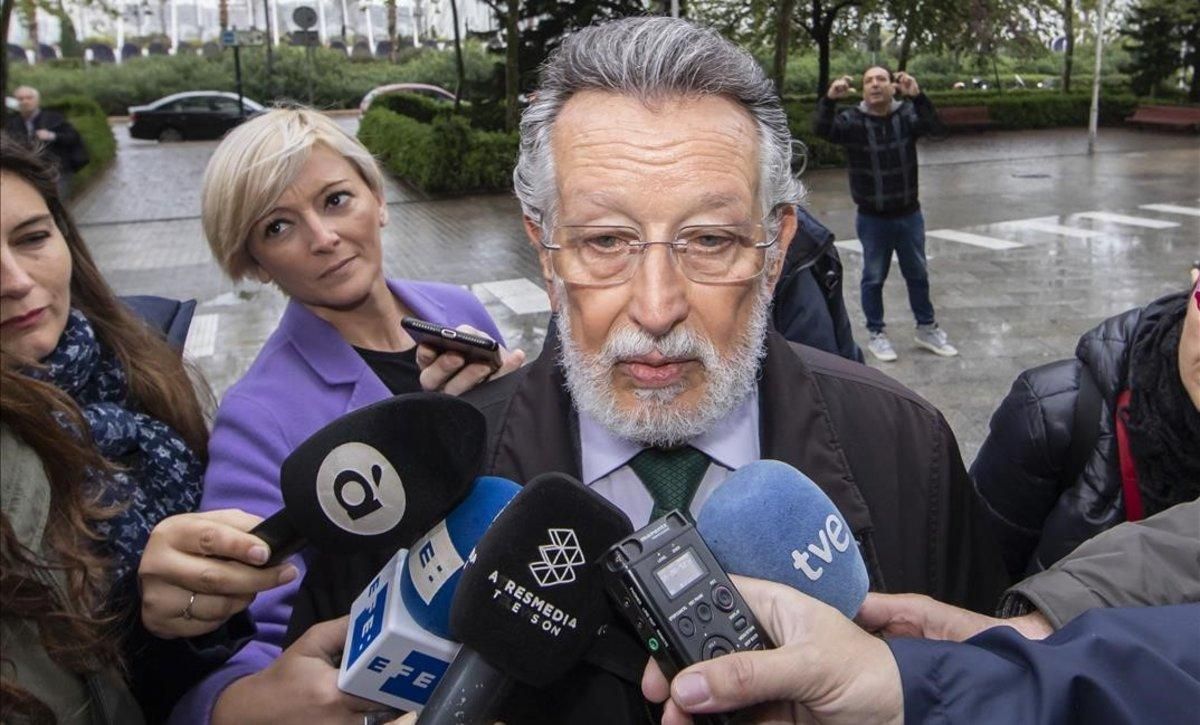 Alfonso Grau atiende a los periodistas antes de comenzar una de las sesiones del juicio Alfonso Grau atiende a los periodistas antes de comenzar una de las sesiones del juicio