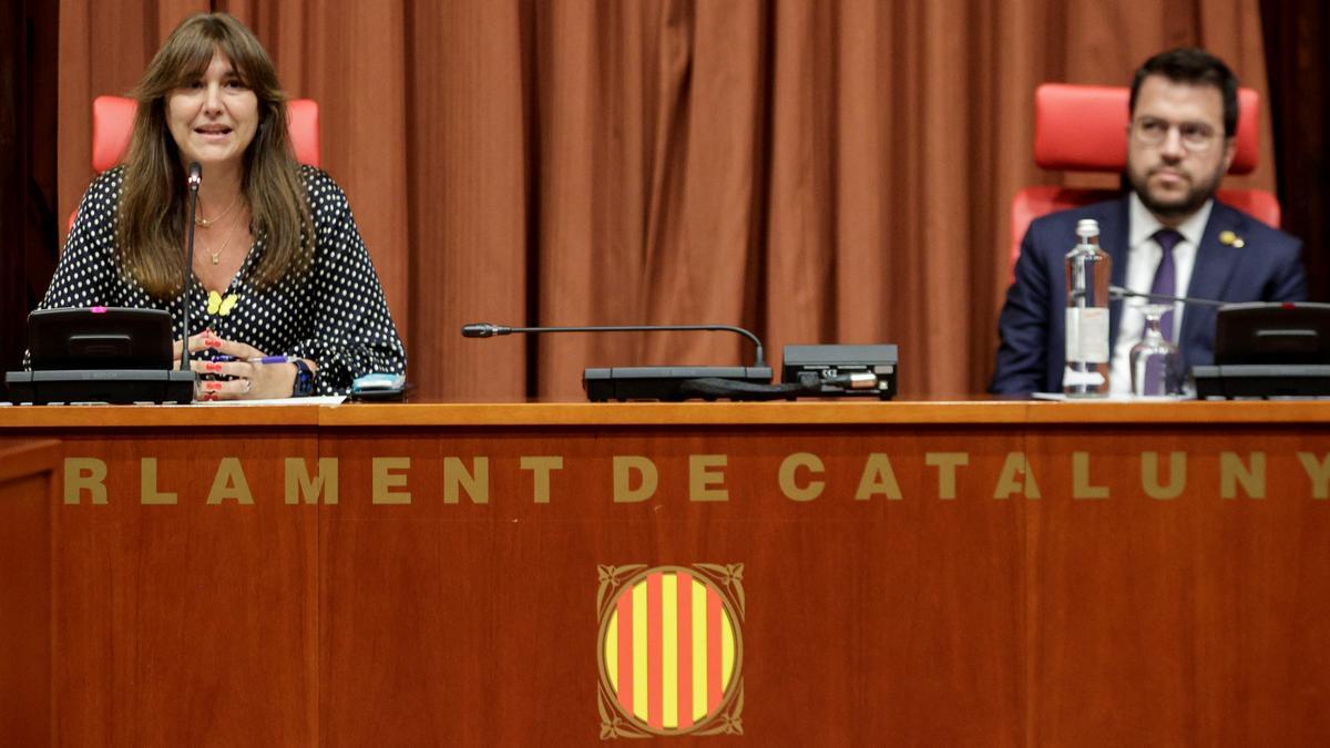 La presidenta del Parlament, Laura Borràs, durante la asamblea de constitución de la Asociación Nacional Parlamentaria Escolta Cataluña (Anpec) de la XIV legislatura y en la que también participó el presidente de la Generalitat, Pere Aragonés.