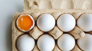 El sorprenent cas de gallina dels ous matrioixca: en posa un dins l’altre