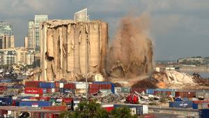 La cara norte de los silos de Beirut, un símbolo de la explosión de 2020, se derrumbó hoy completamente tras sufrir varios colapsos parciales en las últimas semanas.