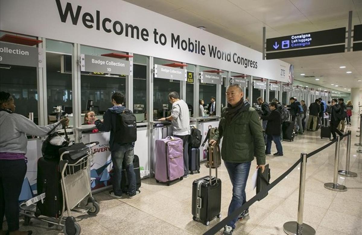  Llegada al aeropuerto de El Prat de congresistas del Mobile World Congress.