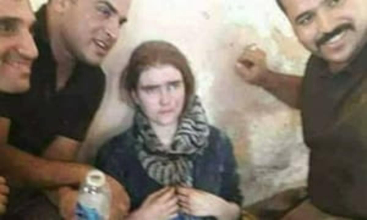 Soldados iraquís muestran a la joven alemana arrestada en Mosul.