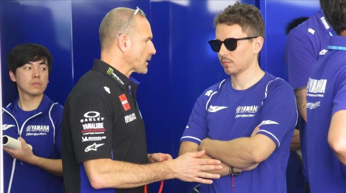 Massimo Menegalli, manager del equipo Monster Yamaha, junto a Jorge Lorenzo, en febrero, en Sepang (Malasia). Massimo Menegalli, manager del equipo Monster Yamaha, junto a Jorge Lorenzo, en febrero, en Sepang (Malasia).