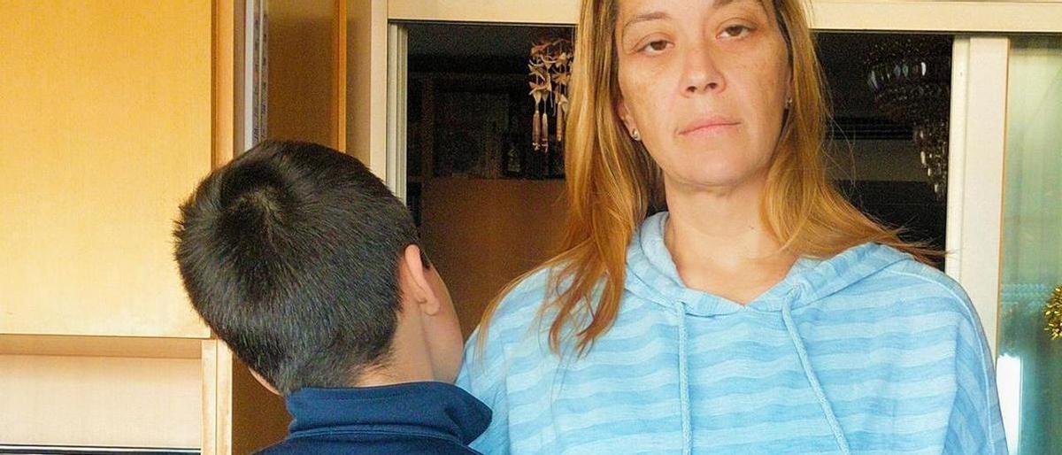 Una madre de Castellón con un hijo con cáncer y una enfermedad rara pide ayuda sin respuesta