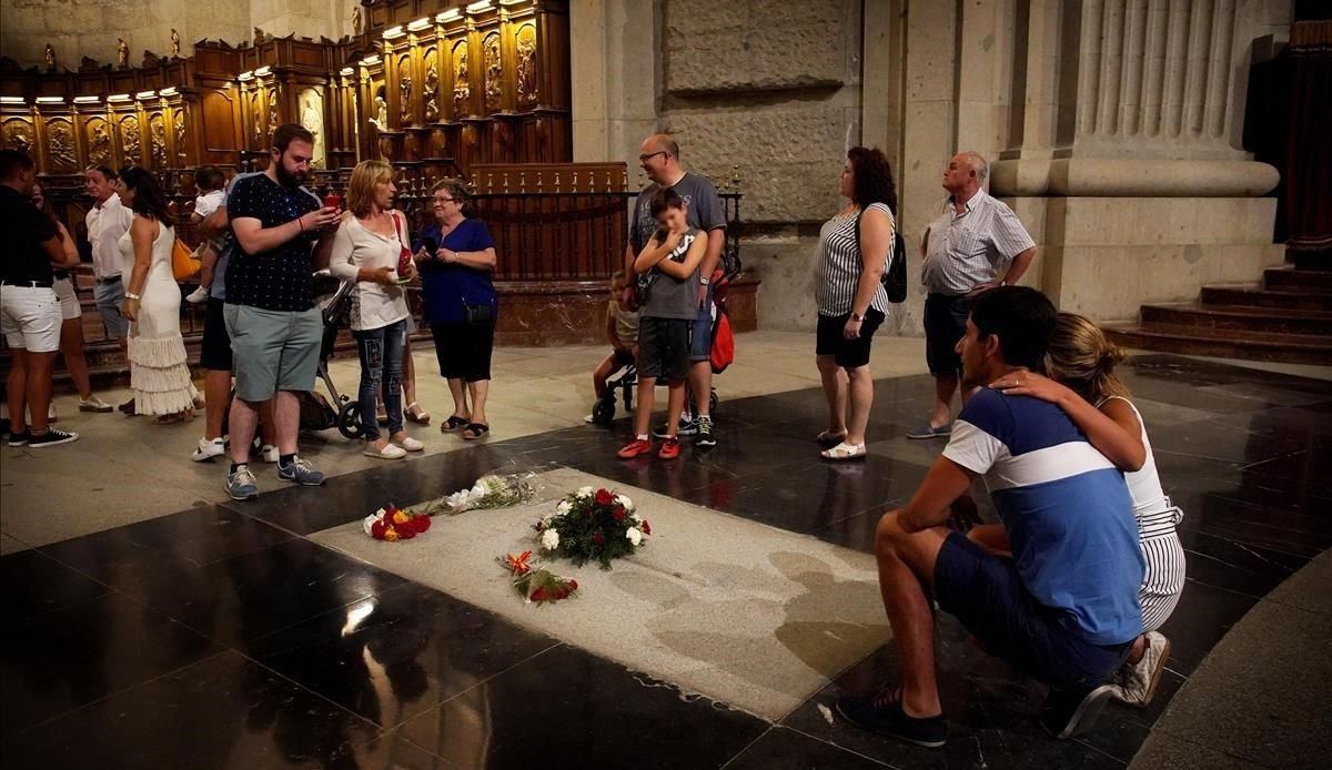 Unos turistas se fotografían ante la tumba de Franco en la basílica del Valle de los Caídos. Unos turistas se fotografían ante la tumba de Franco en la basílica del Valle de los Caídos.