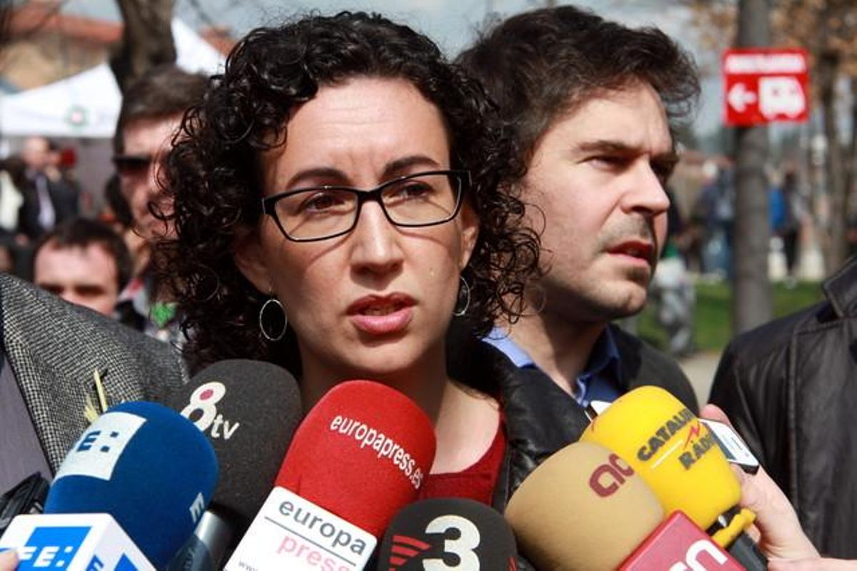 La secretaria general de ERC, Marta Rovira, atiende a los periodistas en el Mercat del Ram de Vic, este sábado. La secretaria general de ERC, Marta Rovira, atiende a los periodistas en el Mercat del Ram de Vic, este sábado.