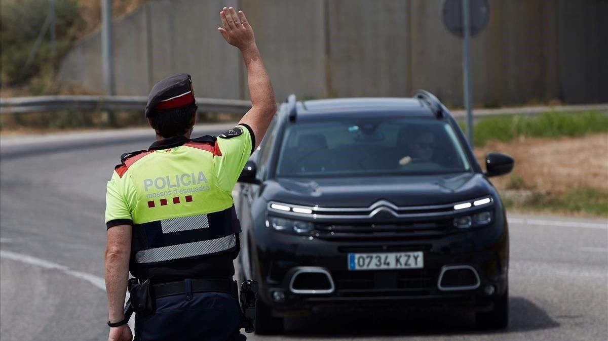 Control de los Mossos d’Esquadra en la entrada de Soses, uno de los pueblos afectados por el confinamiento en el Segrià, este martes. Control de los Mossos d’Esquadra en la entrada de Soses, uno de los pueblos afectados por el confinamiento en el Segrià, este martes.