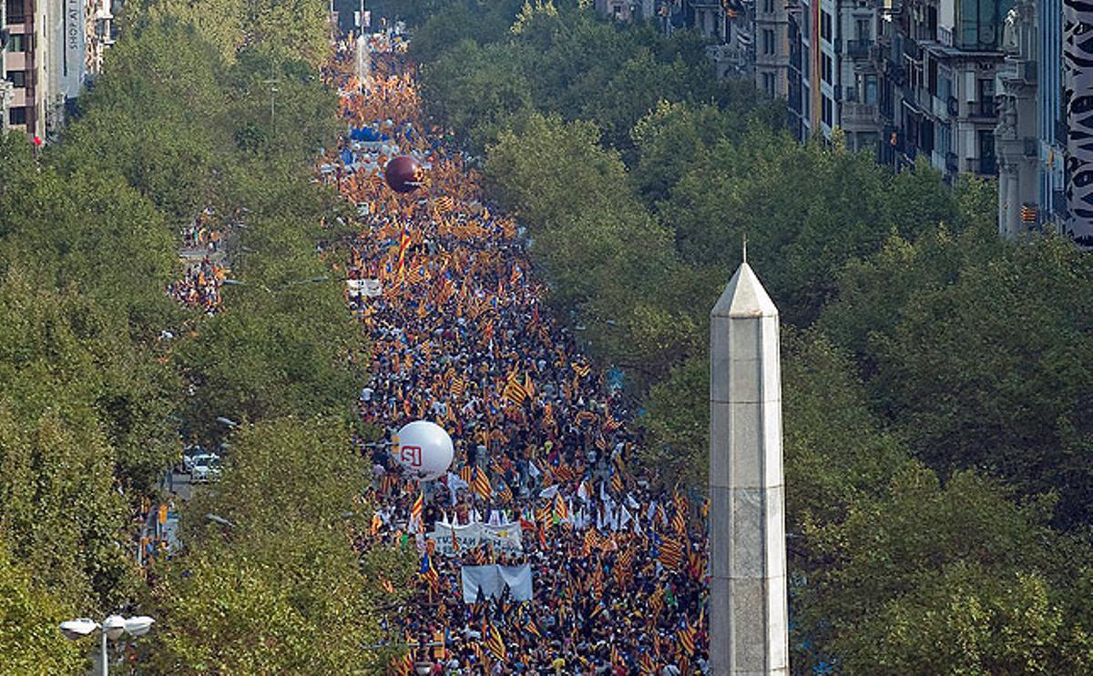 Vista de la aglomeración de personas en el Paseo de Gracia durante la marcha por la independencia de Catalunya Vista de la aglomeración de personas en el Paseo de Gracia durante la marcha por la independencia de Catalunya
