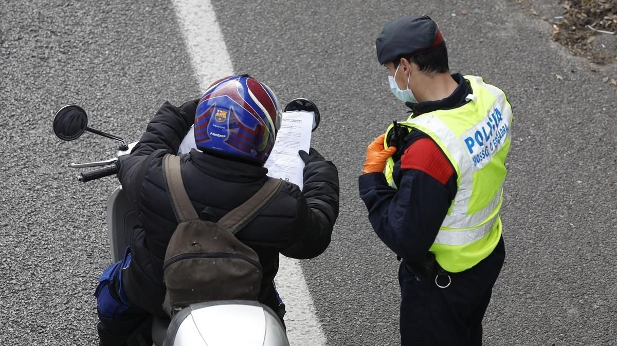 Un mosso durante un control en la Gran Vía de Barcelona, el 7 de abril pasado. Un mosso durante un control en la Gran Vía de Barcelona, el 7 de abril pasado.