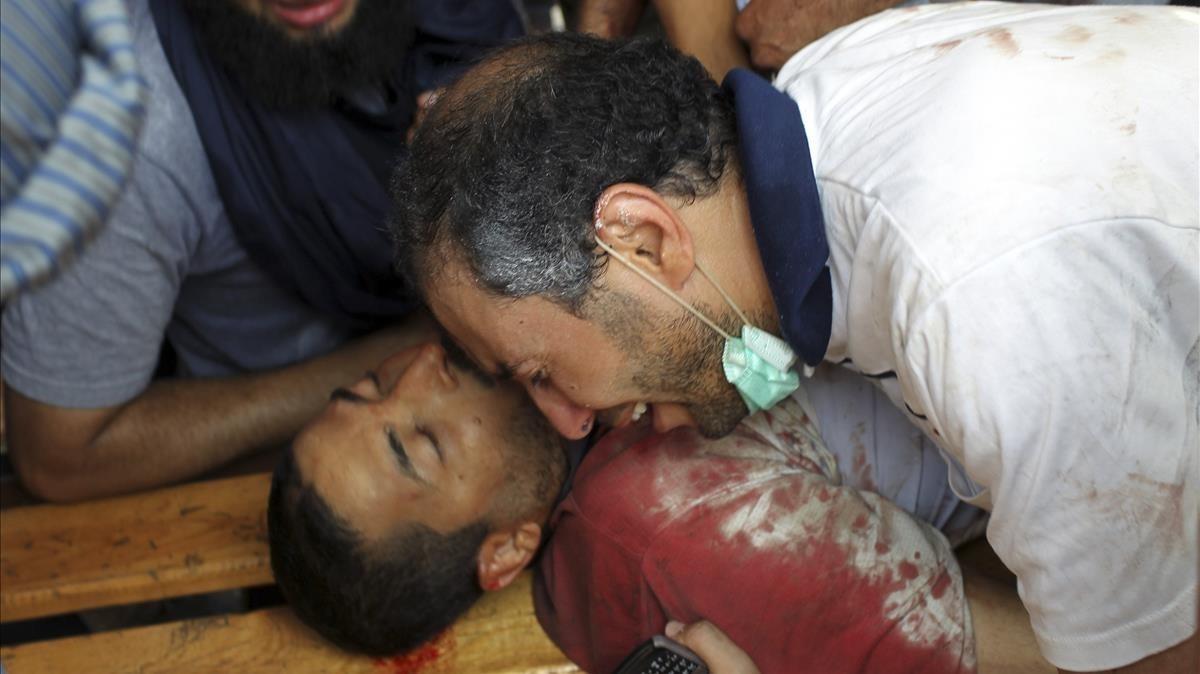Una de las víctimas del asalto de las fuerzas de seguridad el 14 de agosto del 2013 en la plaza Rabaa Adauiya de El Cairo. Una de las víctimas del asalto de las fuerzas de seguridad el 14 de agosto del 2013 en la plaza Rabaa Adauiya de El Cairo.