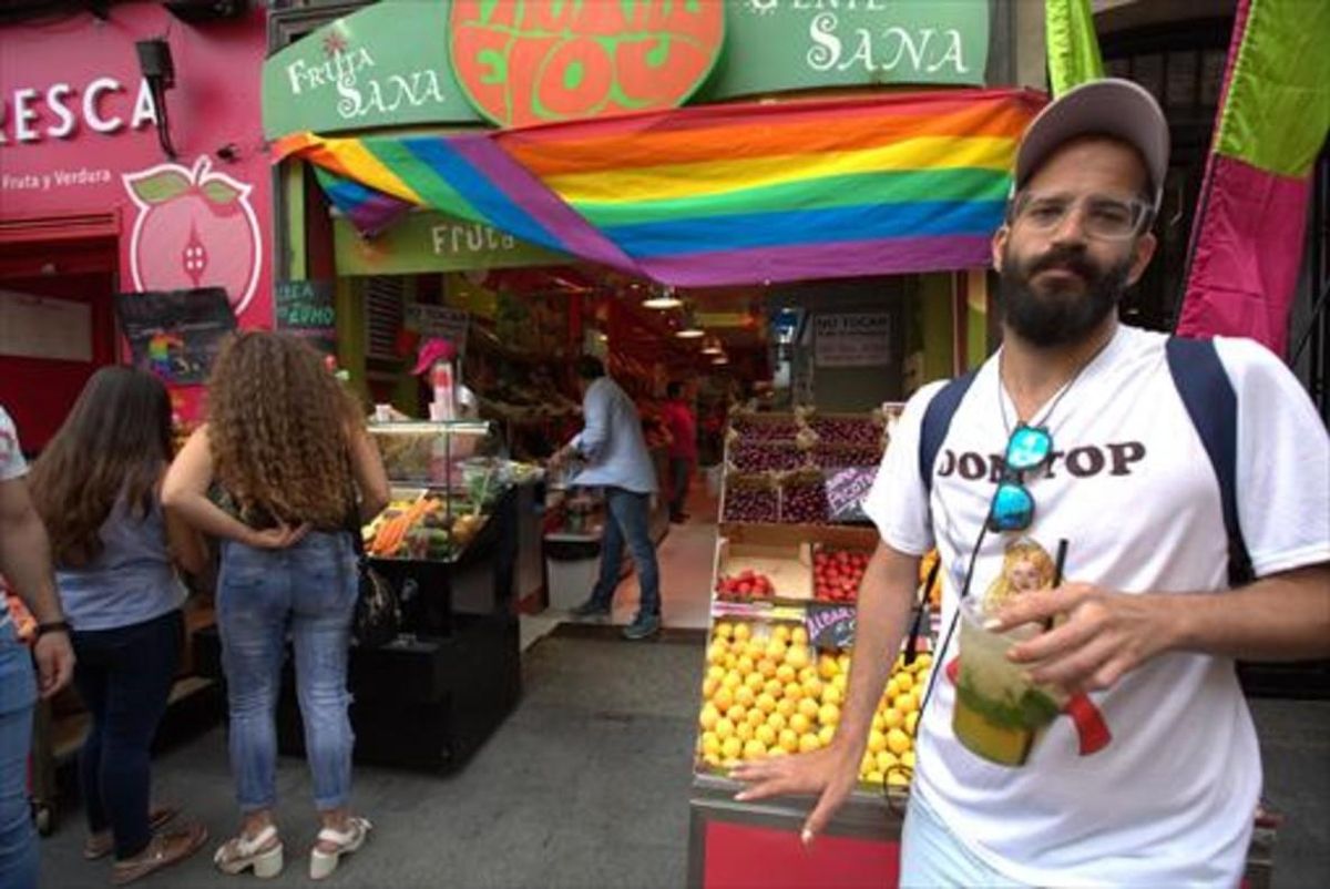 Tiendas y bares de Madrid han colgado la bandera arcoíris en sus puertas. Tiendas y bares de Madrid han colgado la bandera arcoíris en sus puertas.