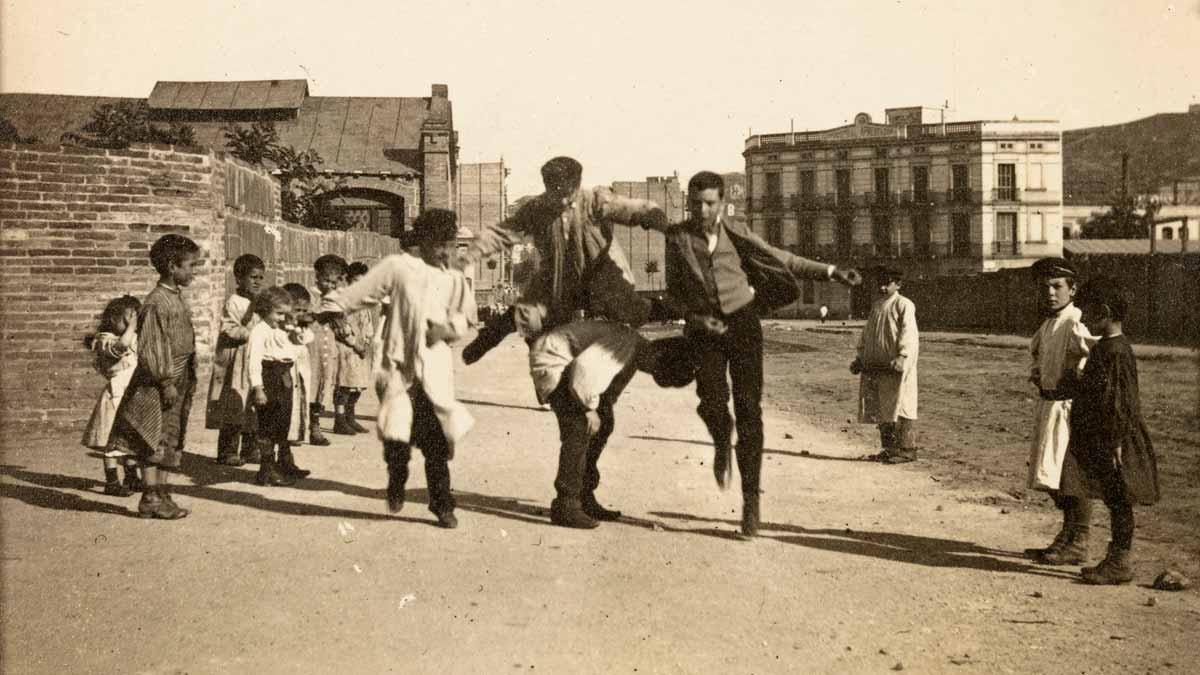 Juegos. Gran Vía de las Cortes Catalanas. 1906.