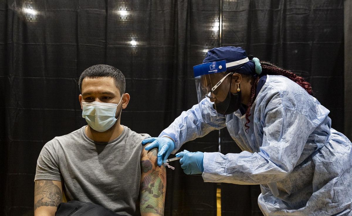 Un hombre recibe la vacuna del covid en Estados Unidos.