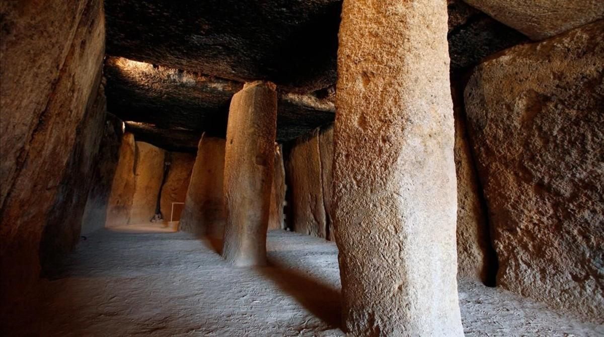 Interior del Sitio de los Dólmenes de Antequera. Interior del Sitio de los Dólmenes de Antequera.