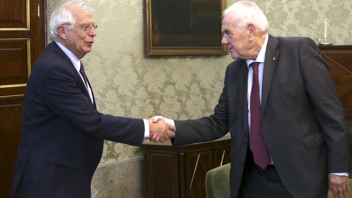 Josep Borrell recibe a Ernest Maragalla, el pasado julio, en Madrid. 