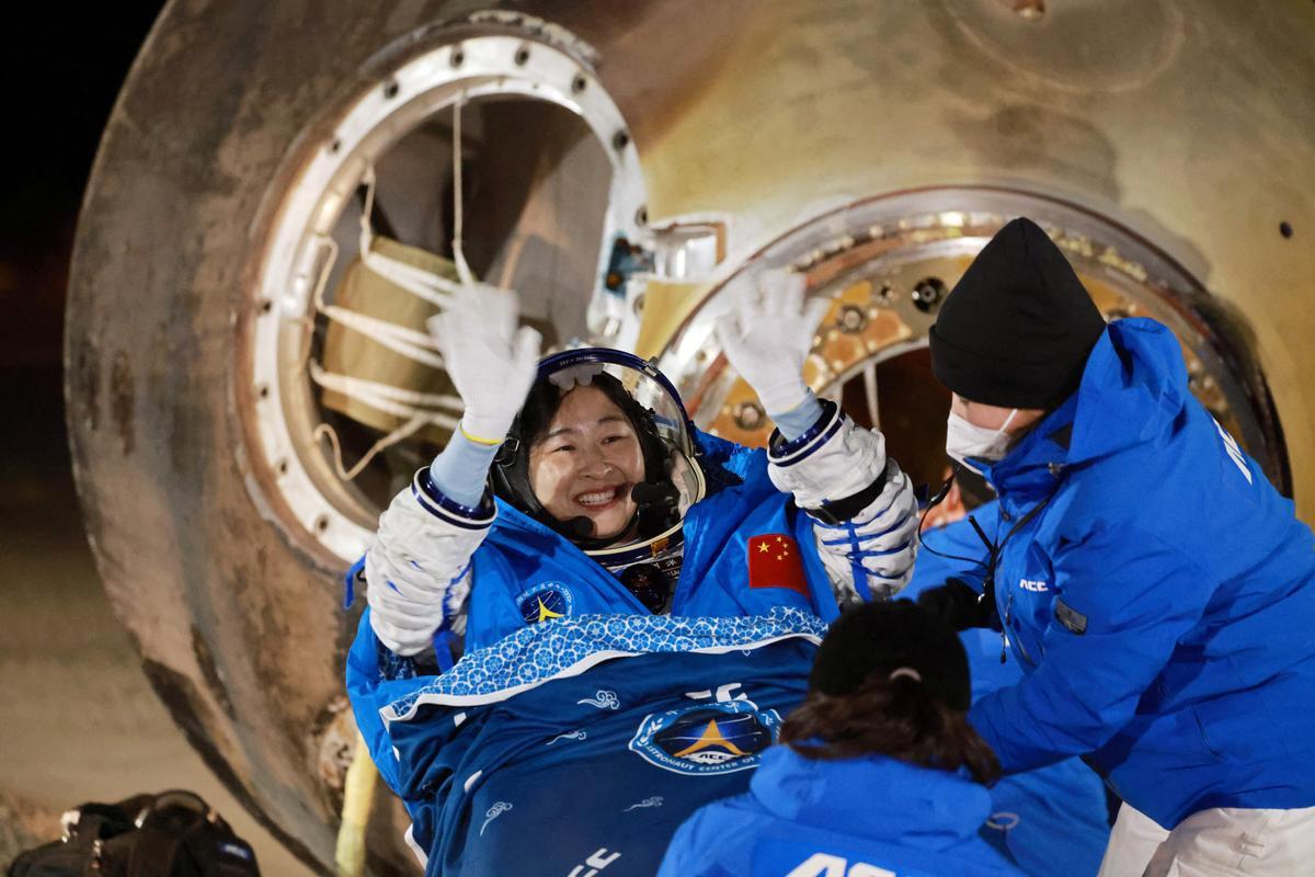 Regresan sanos y salvos los tres astronautas de la estación espacial china
