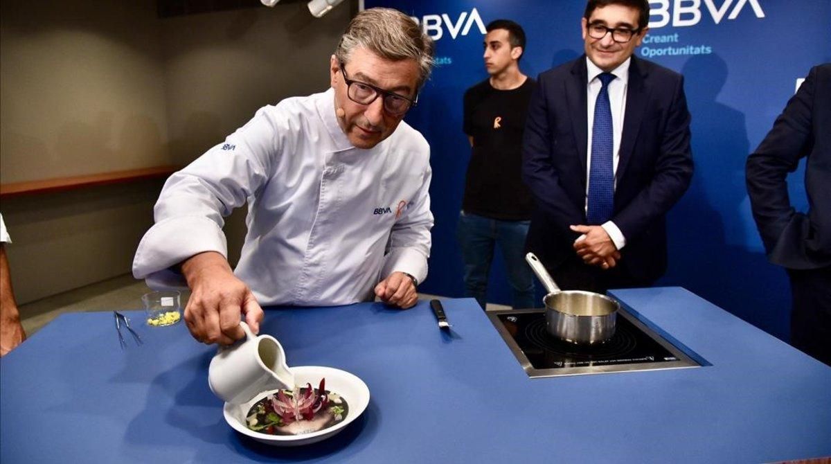 Joan Roca sirve un caldo de verduras a baja temperatura en un plato cromotérmico que cambia de color al recibir el líquido caliente. Joan Roca sirve un caldo de verduras a baja temperatura en un plato cromotérmico que cambia de color al recibir el líquido caliente.