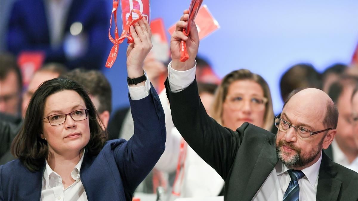 El líder de los sociademócratas alemanes, Martin Schulz, y la ministra de Empleo y Asuntos Sociales, Andrea Nahles, durante el congreso del SPD en Bonn. El líder de los sociademócratas alemanes, Martin Schulz, y la ministra de Empleo y Asuntos Sociales, Andrea Nahles, durante el congreso del SPD en Bonn.