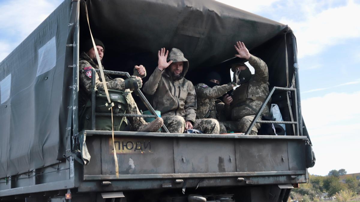 Un camión transporta a soldados en la carretera entre Krivyi Rih y Dnipro, poblaciones ucranianas recuperadas de manos rusas.