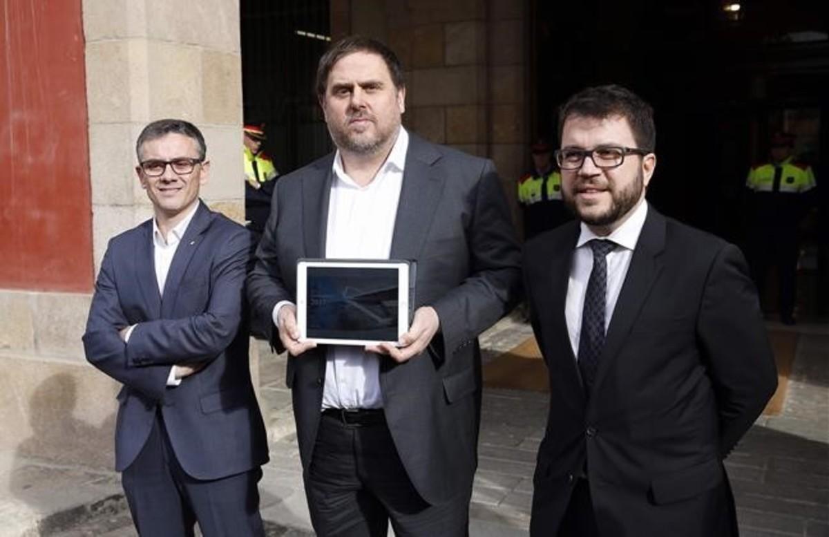 Junqueras, entre Jové (izquierda) y Aragonès, presenta los presupuestos en el Parlament, en noviembre pasado.