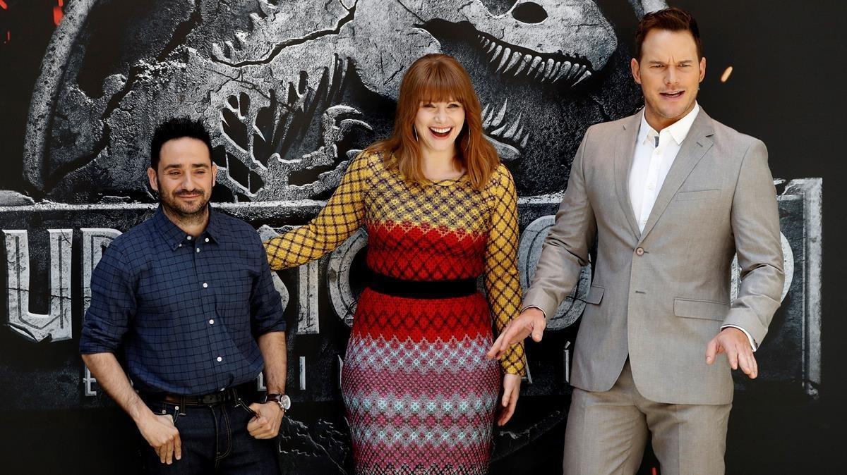 J. A. Bayona, Bryce Dallas Howard y Chris Pratt, ayer en Madrid, en la presentación de ’Jurassic World: El reino caído’