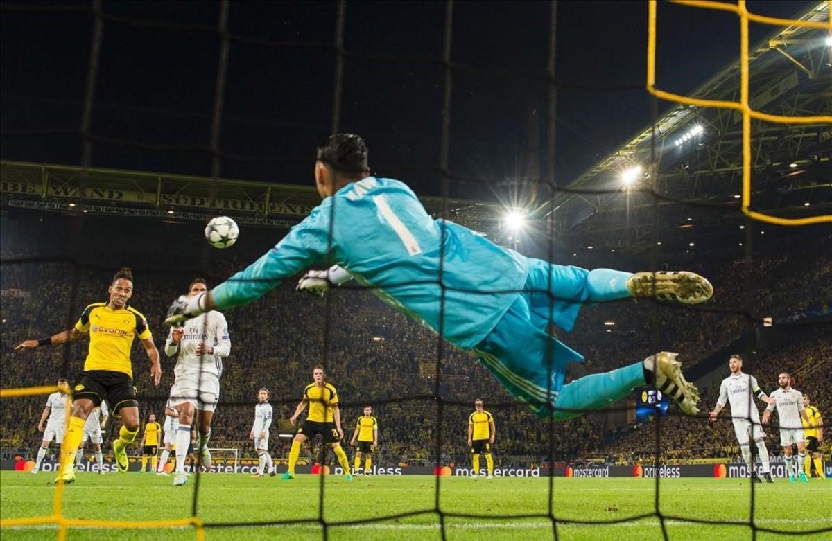 Keylor Navas despeja de puños en la jugada del primer gol alemán.