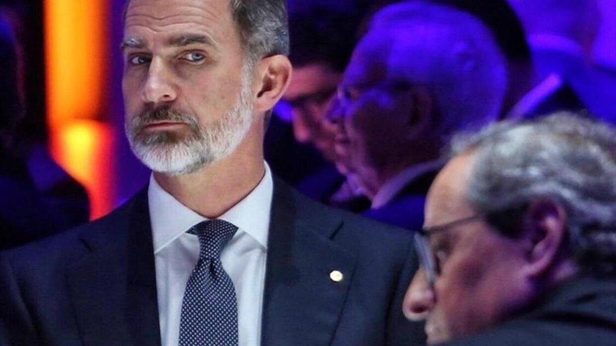 El rey Felipe VI mira de reojo al ’president’, Quim Torra, en la cena del Mobile World. El rey Felipe VI mira de reojo al ’president’, Quim Torra, en la cena del Mobile World.