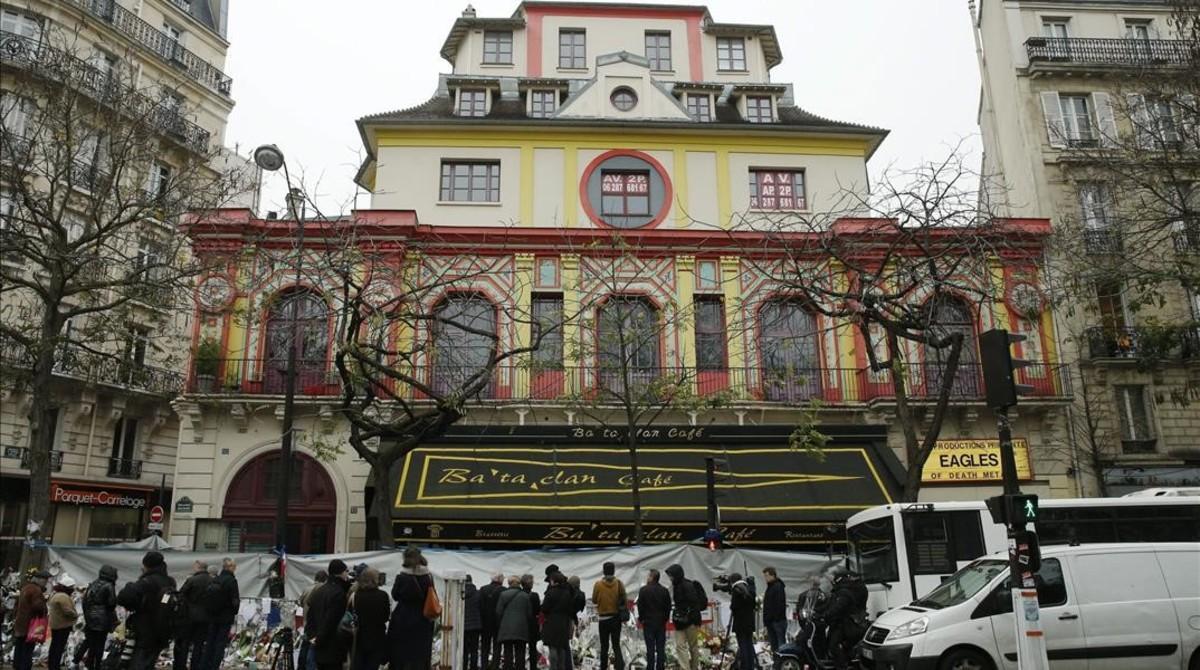 Numerosas personas se concentran ante la sala de fiestas Bataclan, durante un homenaje a las víctimas de los atentados del 13-N en París, el pasado 27 de noviembre.