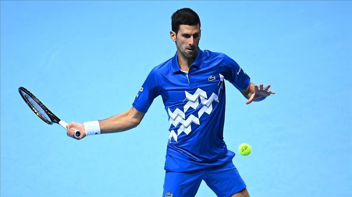 Djokovic golpea una derecha ante Zverev. Djokovic golpea una derecha ante Zverev.