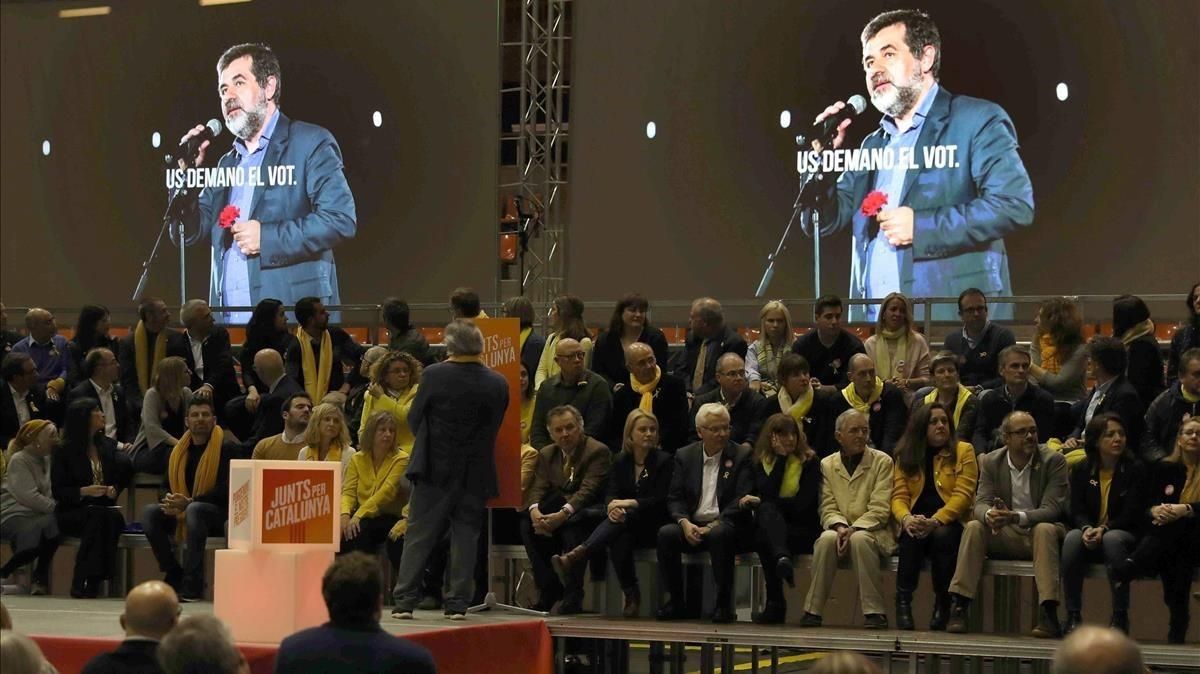 Jordi Sànchez, proyectado en las pantallas del mitin de este viernes en Barcelona, en el que se pasó el audio que grabó desde Soto del Real. Jordi Sànchez, proyectado en las pantallas del mitin de este viernes en Barcelona, en el que se pasó el audio que grabó desde Soto del Real.
