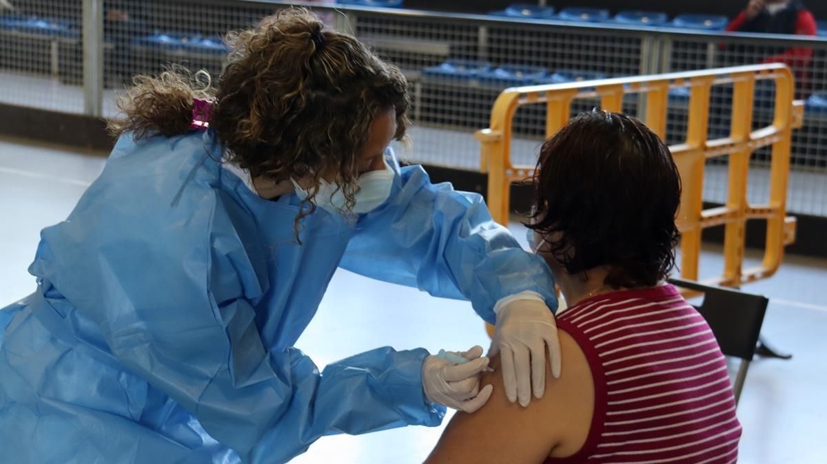 Una enfermera vacunando a una vecina de la Seu d’Urgell. Una enfermera vacunando a una vecina de la Seu d’Urgell.
