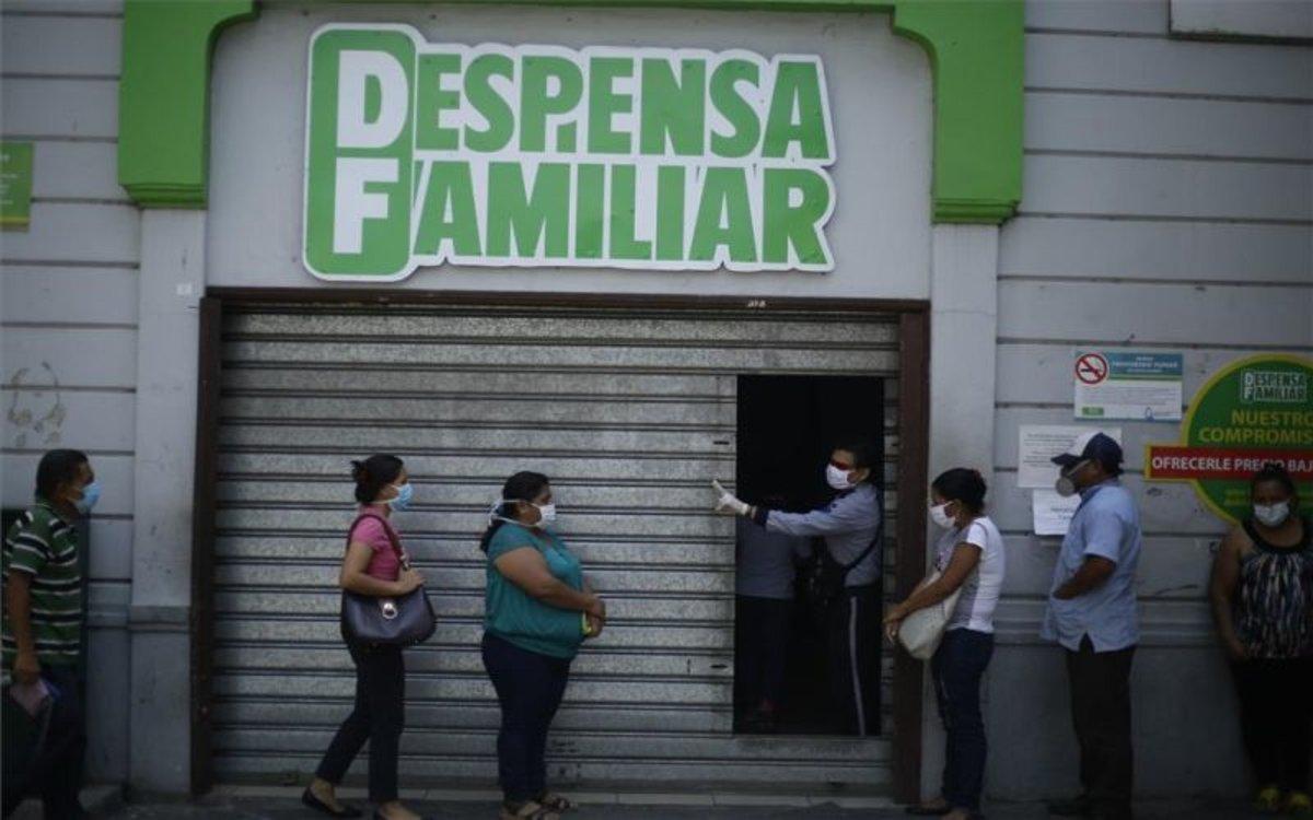 Personas en El Salvador buscan alimentos en la crisis del coronavirus.