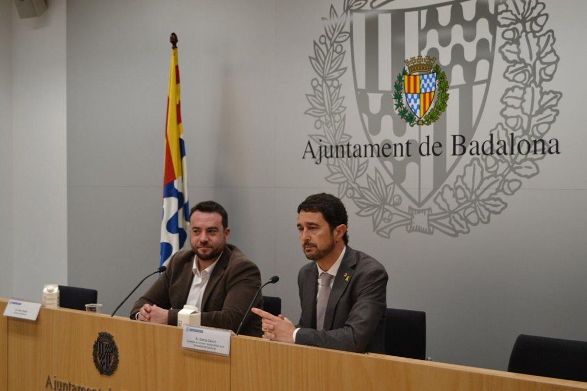 El ’conseller’ de Territori i Sostenibilitat, Damià Calvet, junto con el alcalde de Badalona, Álex Pastor. El ’conseller’ de Territori i Sostenibilitat, Damià Calvet, junto con el alcalde de Badalona, Álex Pastor.