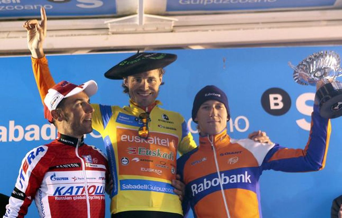 Samuel Sánchez ganador de la Vuelta al País Vasco posa en el podio junto al segundo y tercer clasificados, Joaquín Purito Rodríguez y el holandés Bauke Bollem. Samuel Sánchez ganador de la Vuelta al País Vasco posa en el podio junto al segundo y tercer clasificados, Joaquín Purito Rodríguez y el holandés Bauke Bollem.