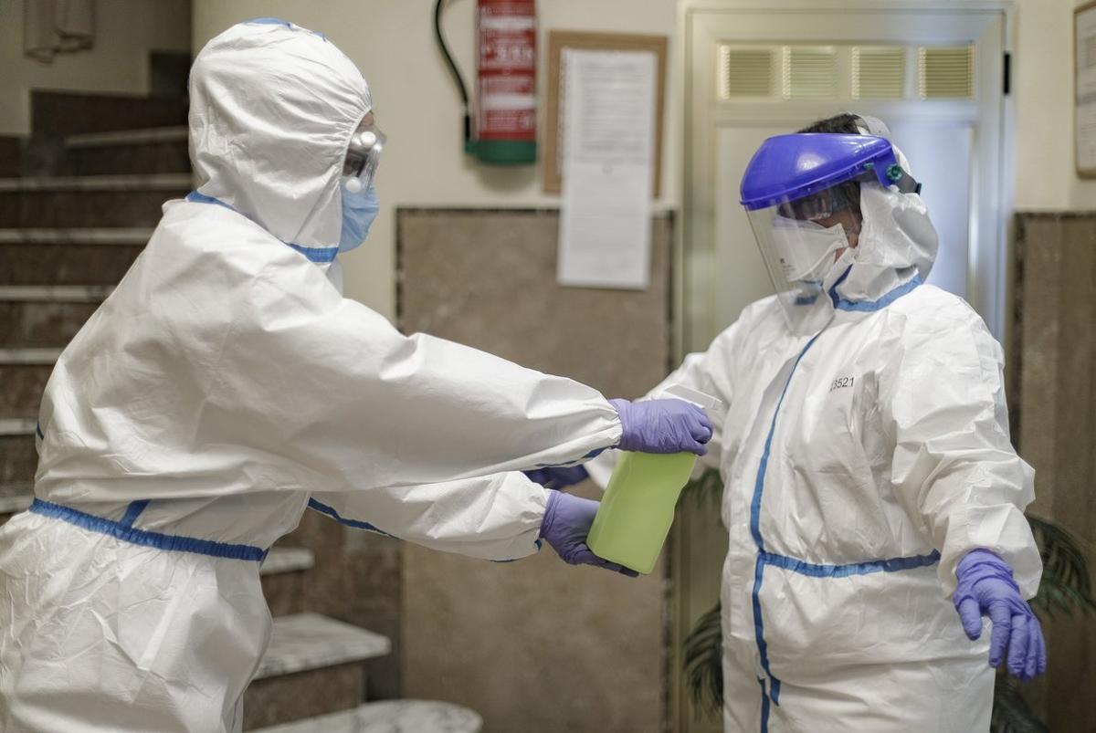 Personal sanitario se desinfecta en el interior de una residencia de ancianos de Madrid. Personal sanitario se desinfecta en el interior de una residencia de ancianos de Madrid.