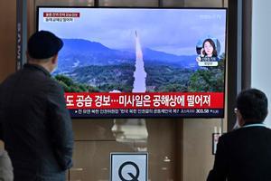 Dos hombres miran en una televisión el lanzamiento de un misil norcoreano esta semana.