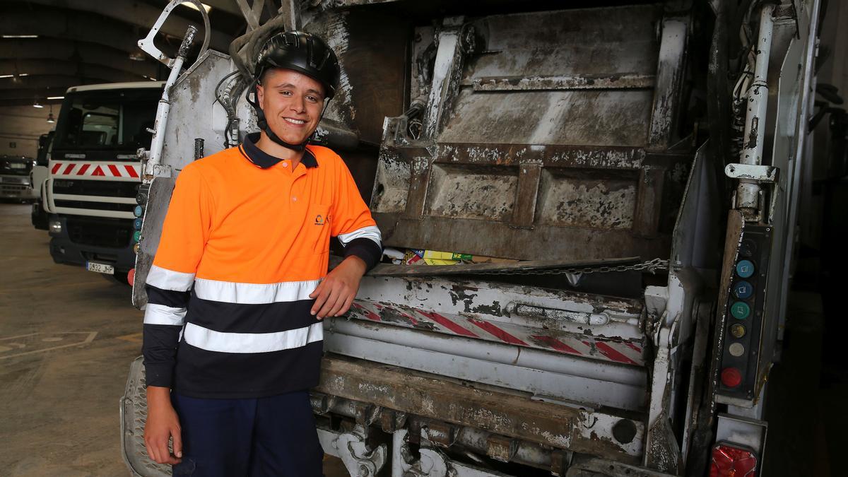 Asil Harbuli trabaja en una empresa de recogida de residuos de Mataró desde hace un mes. 
