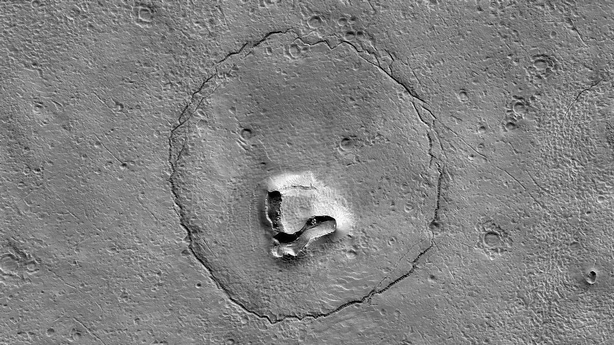 Vista del área de Marte con el cráter con forma de oso.