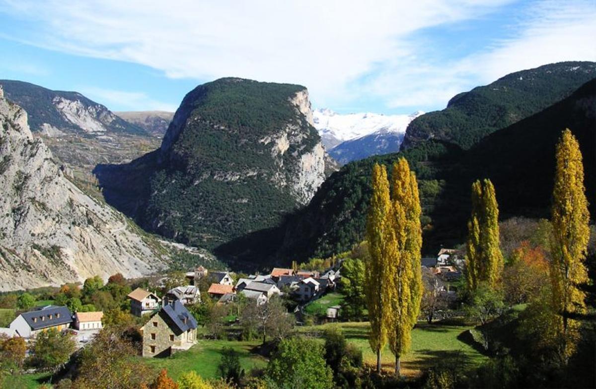 Muere un joven tras sufrir un accidente cuando practicaba salto base en un pueblo de Huesca