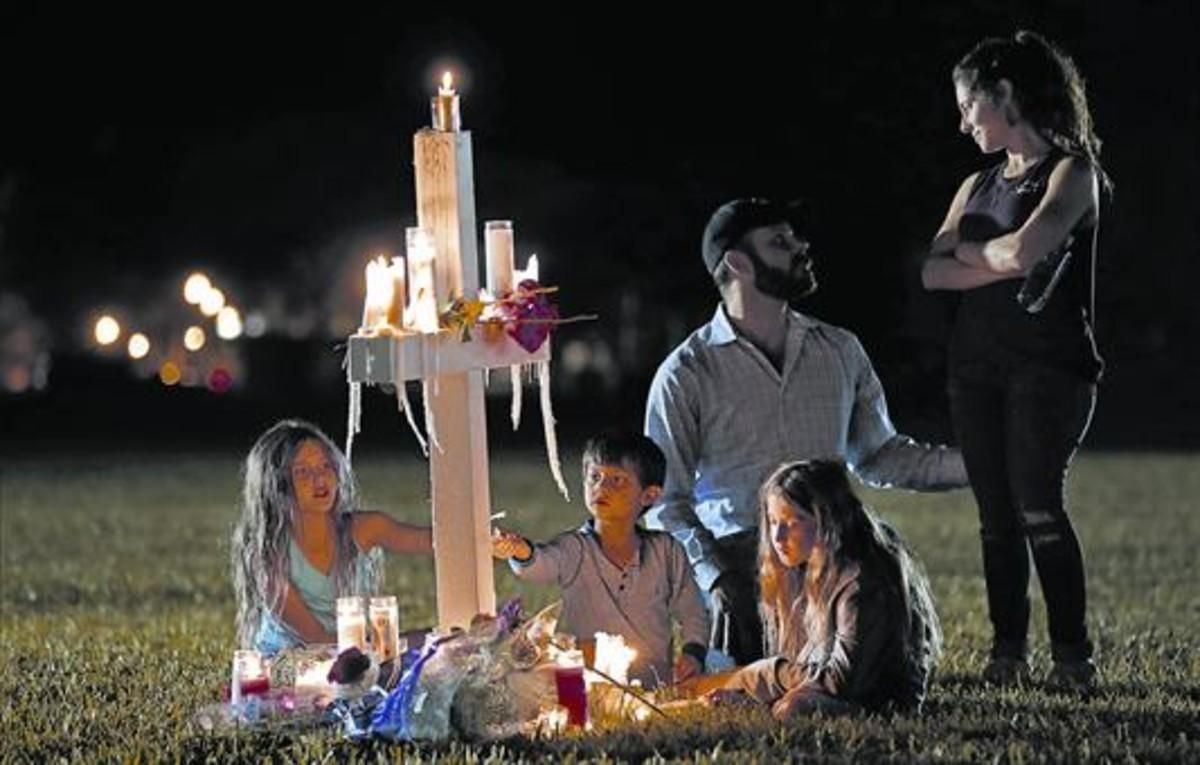 Una familia recuerda a una de las 17 víctimas de la matanza, ante el instituto de Parkland, en Florida. Una familia recuerda a una de las 17 víctimas de la matanza, ante el instituto de Parkland, en Florida.