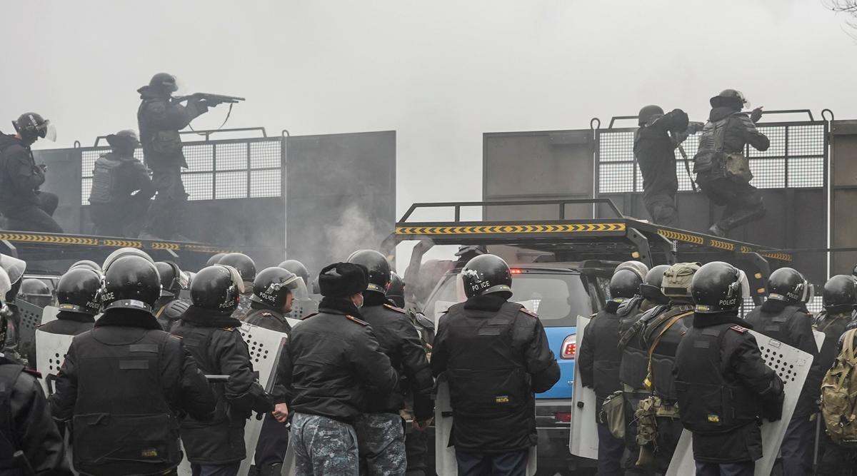 Un grupo de policías antidisturbios hace frente a los manifestantes en Alma Ata Alma, en Kazajistán.
