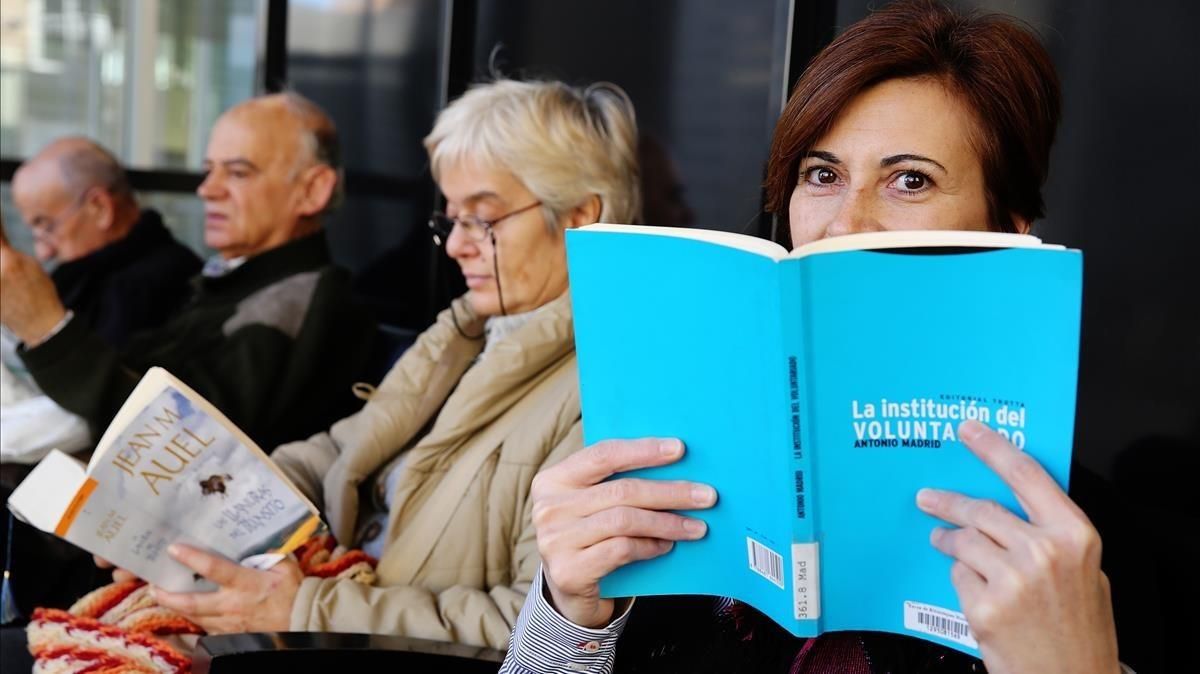 Una voluntaria de lectura a domicilio en voz alta para gente con problemas de visión o movilidad. Una voluntaria de lectura a domicilio en voz alta para gente con problemas de visión o movilidad.